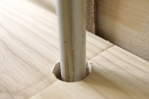 Tværgående samling mellem to brædder: Brædderne stødes sammen om røret og samles i fer og not Tværgående samling mellem to brædder: Brædderne stødes sammen om røret og samles i fer og not